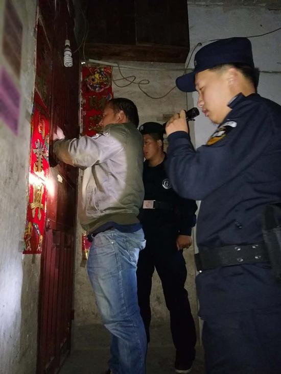 西藏粗心妈妈误将幼女锁家中 民警全城寻开锁师傅开门